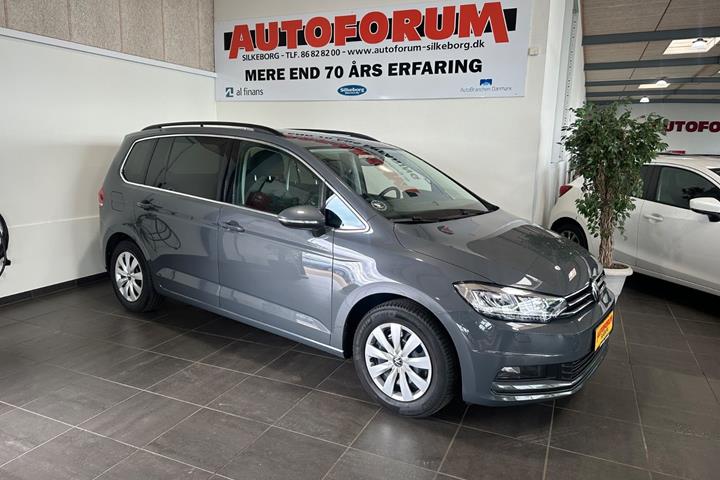 Grå VW Touran fra 2021