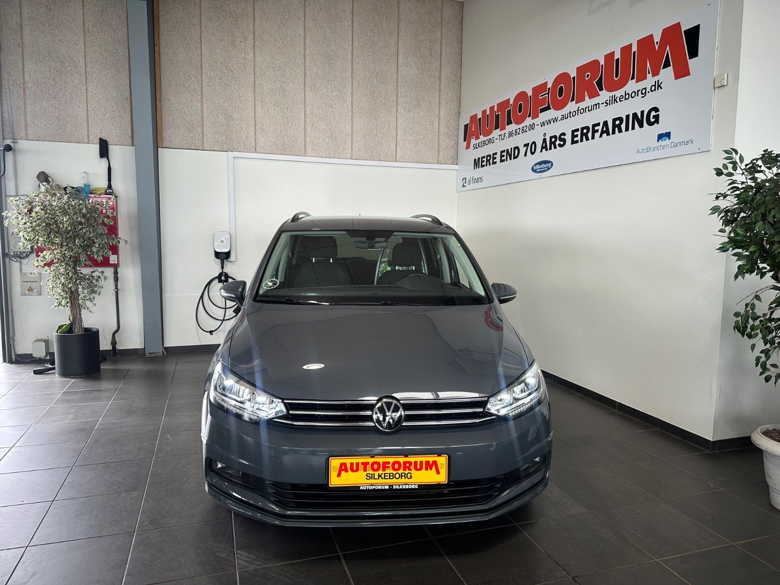 Grå VW Touran fra 2021
