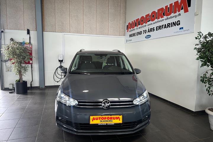 Grå VW Touran fra 2021