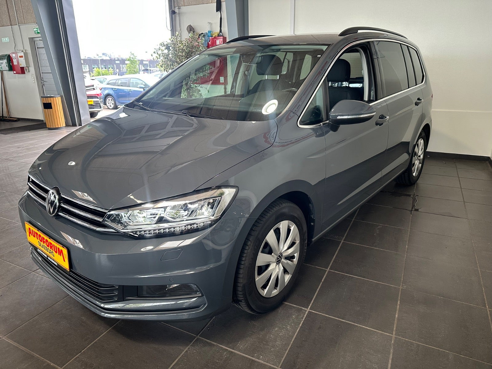 Grå VW Touran fra 2021