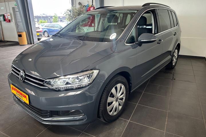 Grå VW Touran fra 2021
