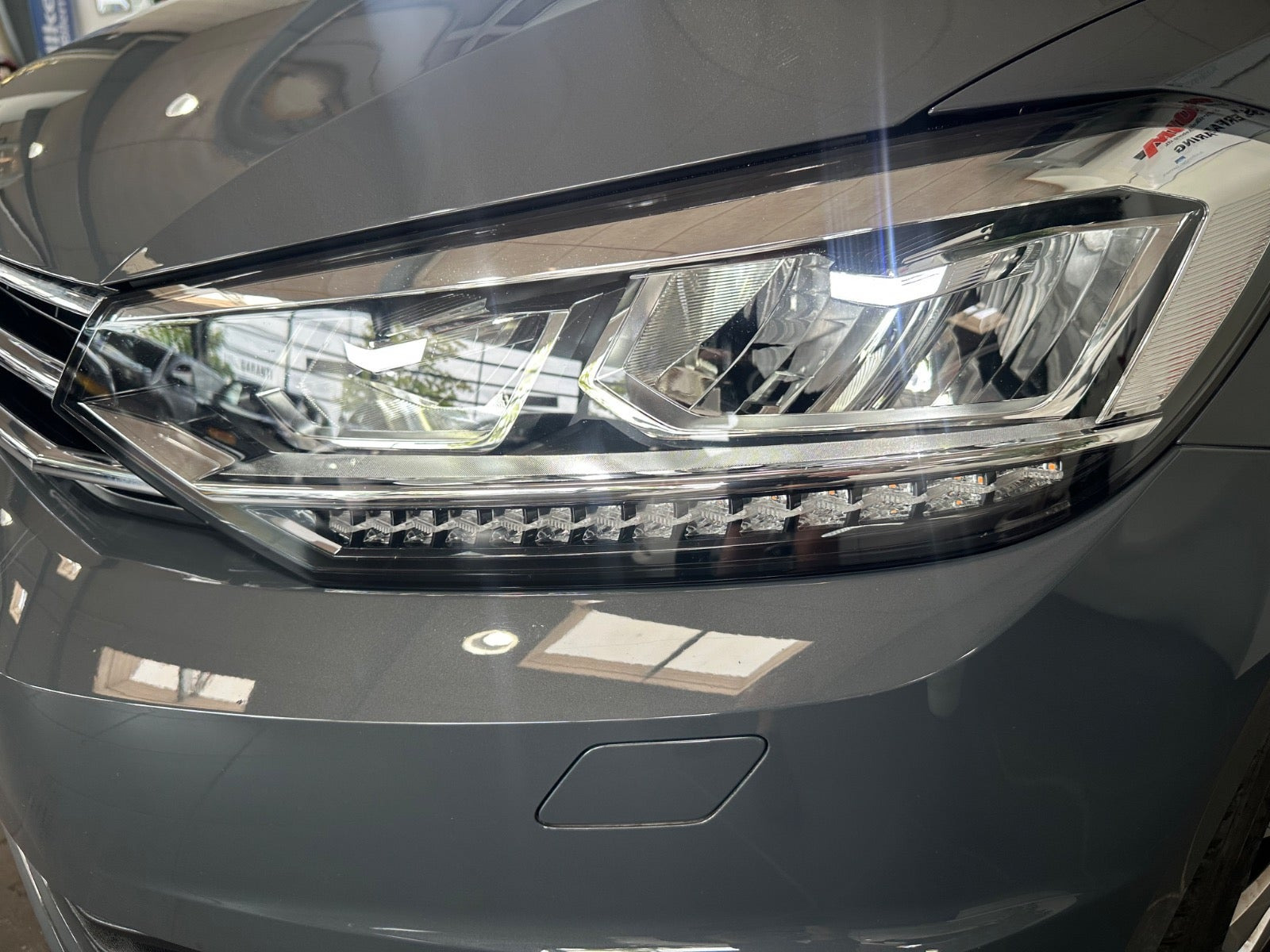Grå VW Touran fra 2021