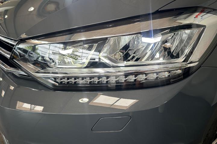 Grå VW Touran fra 2021