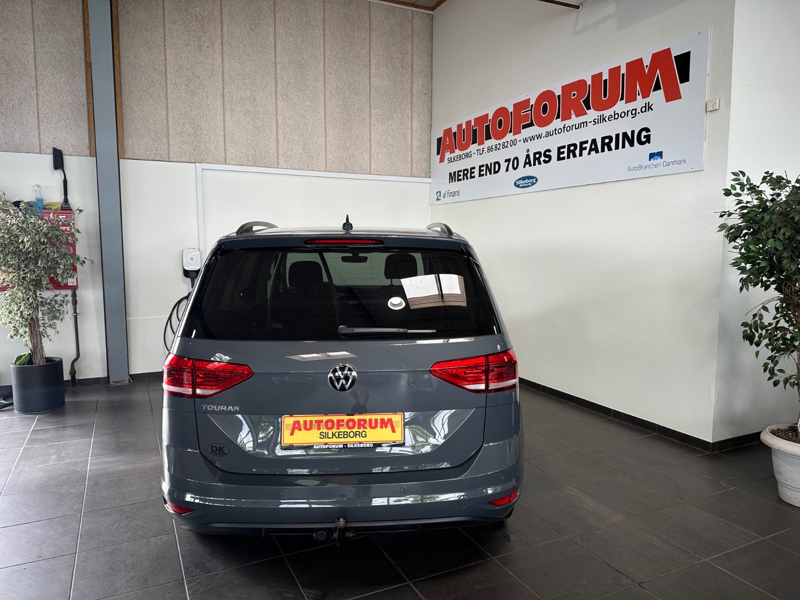 Grå VW Touran fra 2021