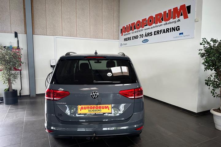 Grå VW Touran fra 2021