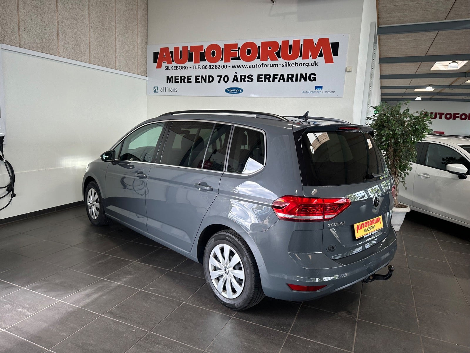 Grå VW Touran fra 2021