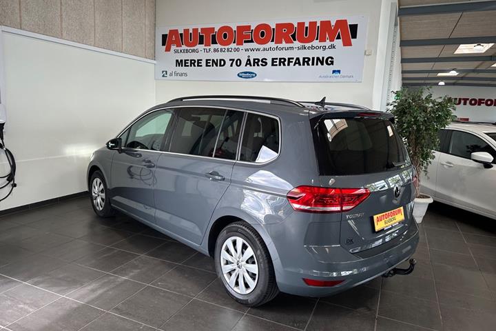 Grå VW Touran fra 2021