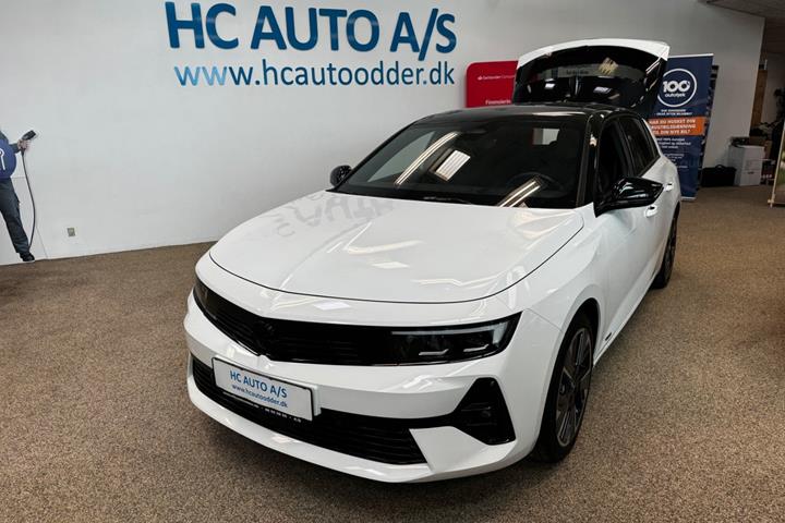 Hvid Opel Astra-e fra 2024