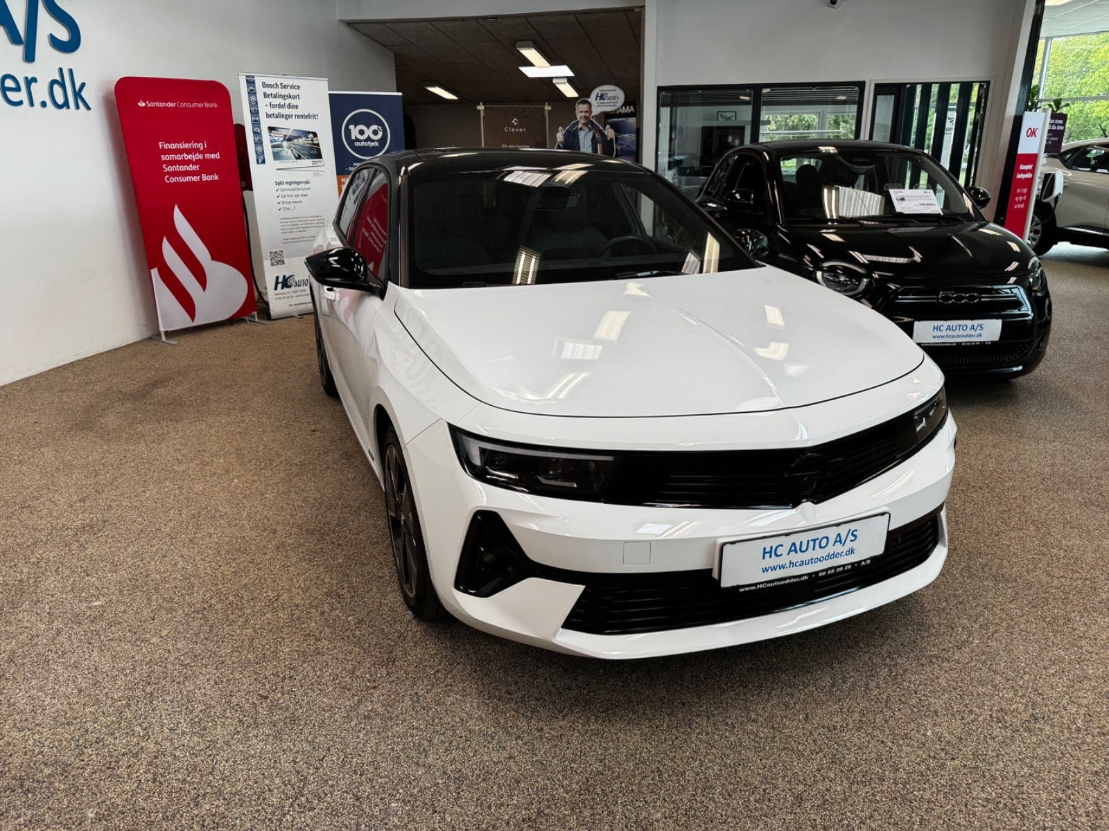 Hvid Opel Astra-e fra 2024