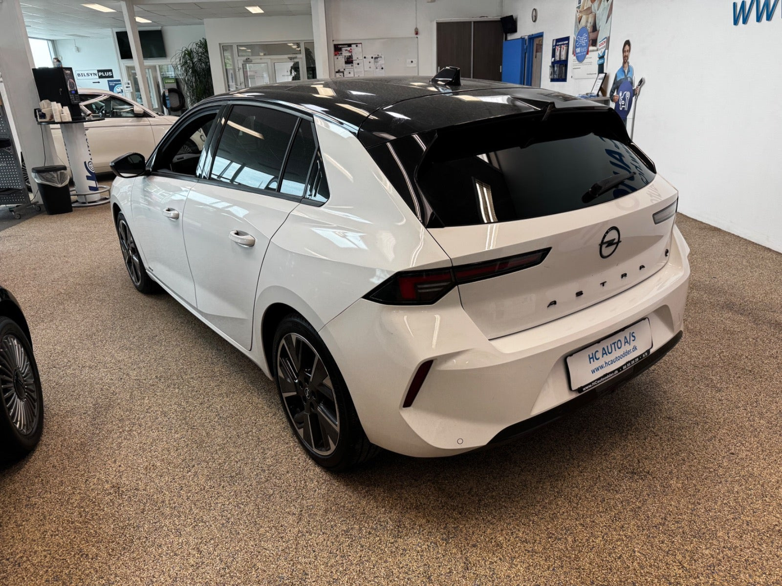 Hvid Opel Astra-e fra 2024