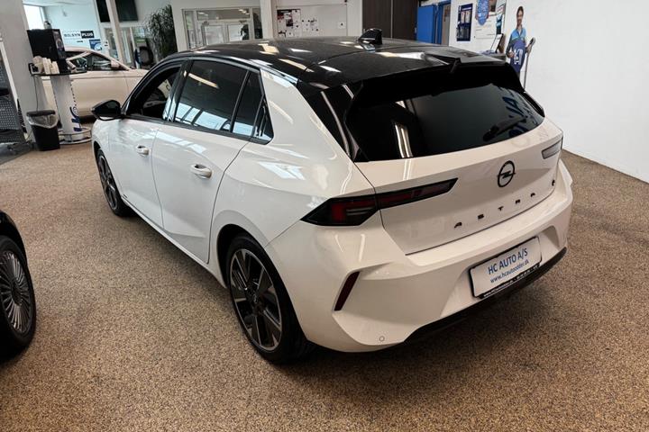 Hvid Opel Astra-e fra 2024