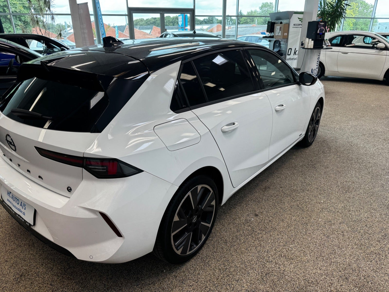 Hvid Opel Astra-e fra 2024
