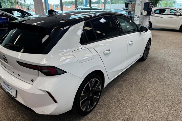 Hvid Opel Astra-e fra 2024