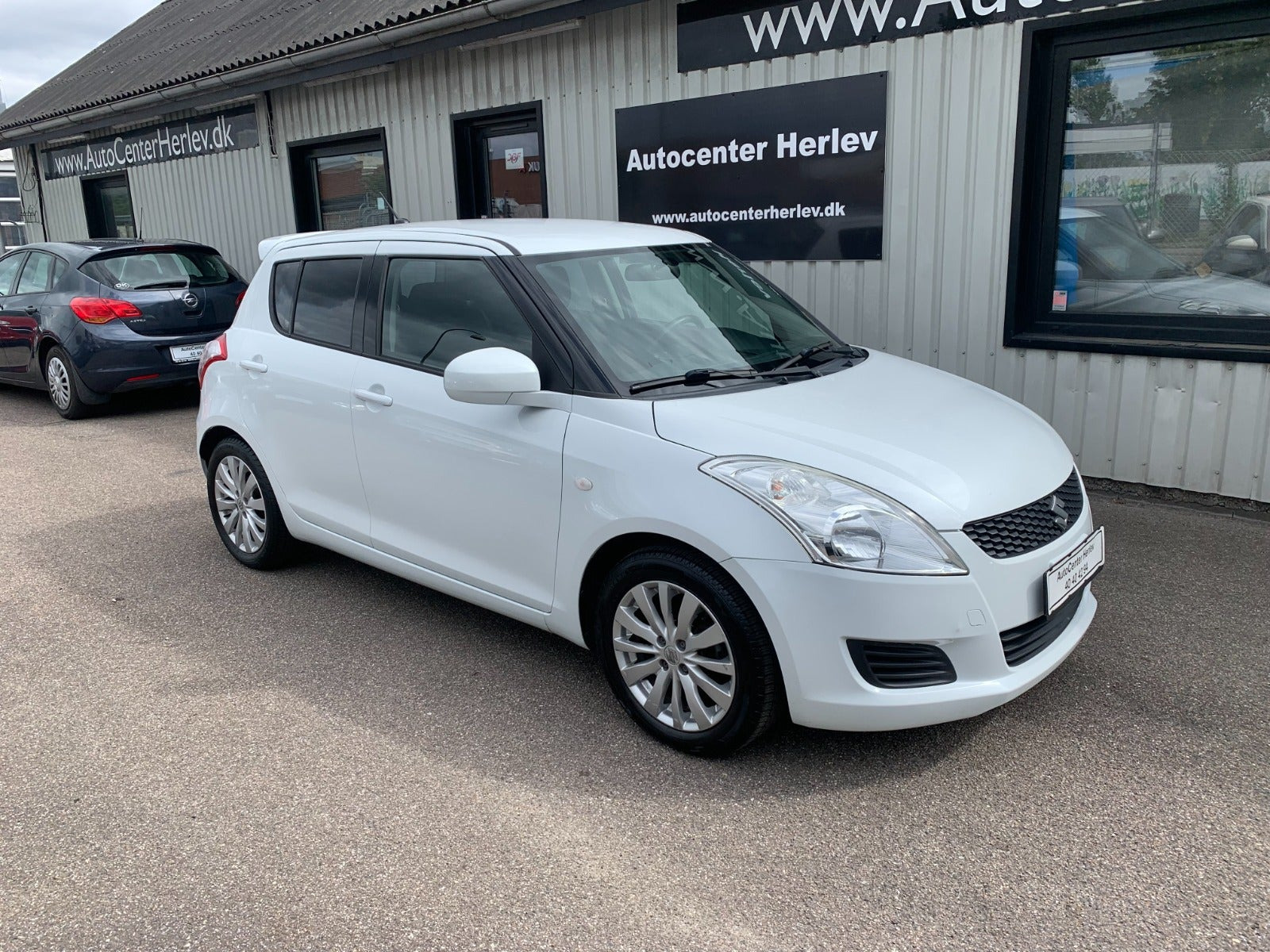 Hvid Suzuki Swift fra 2013 set udefra