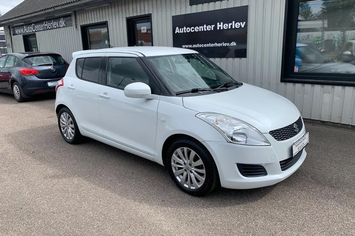 Hvid Suzuki Swift fra 2013 set udefra