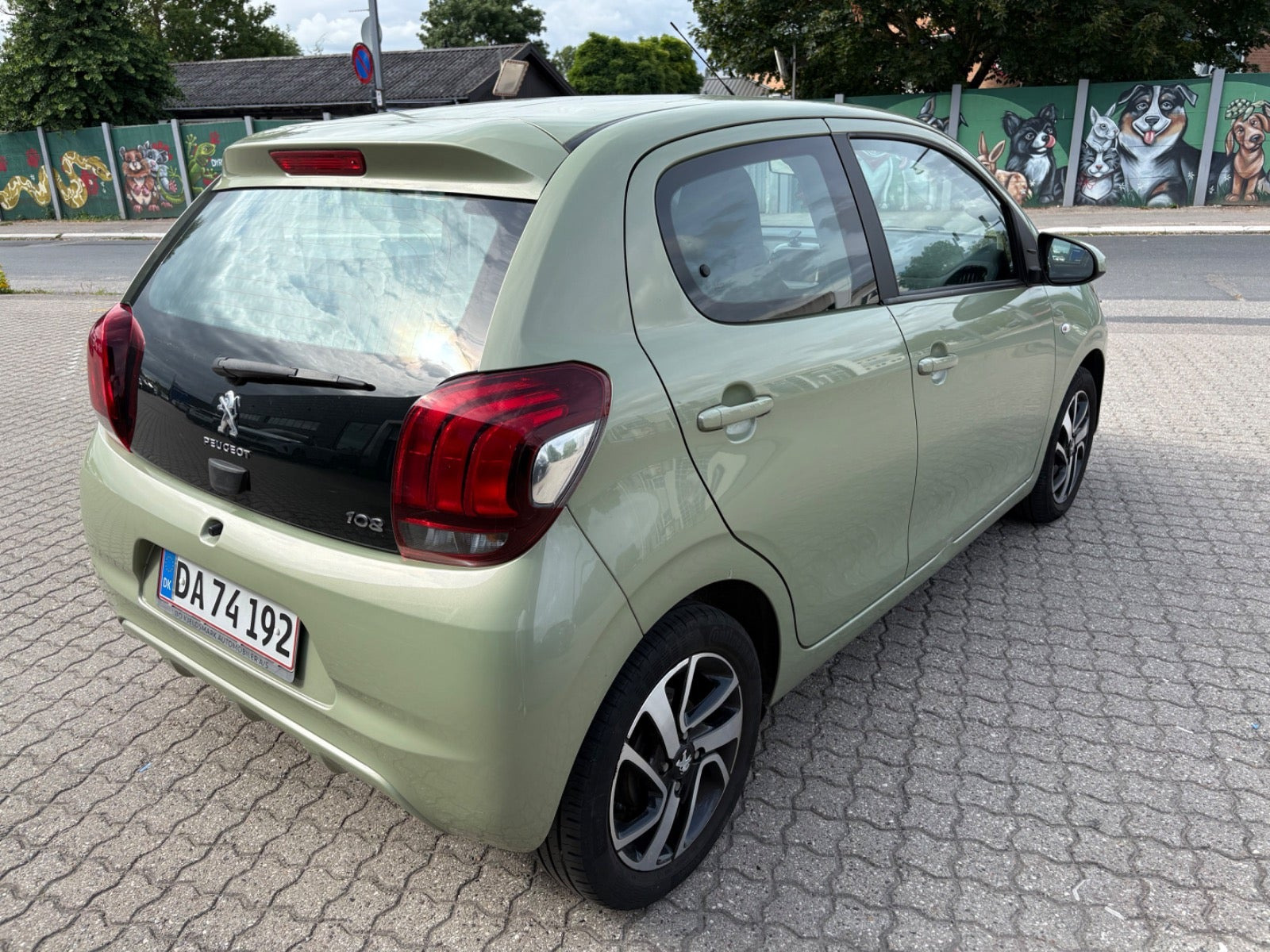 Rød Peugeot 108 fra 2021