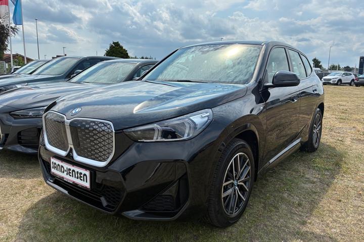 Sort BMW iX1 fra 2025 set udefra