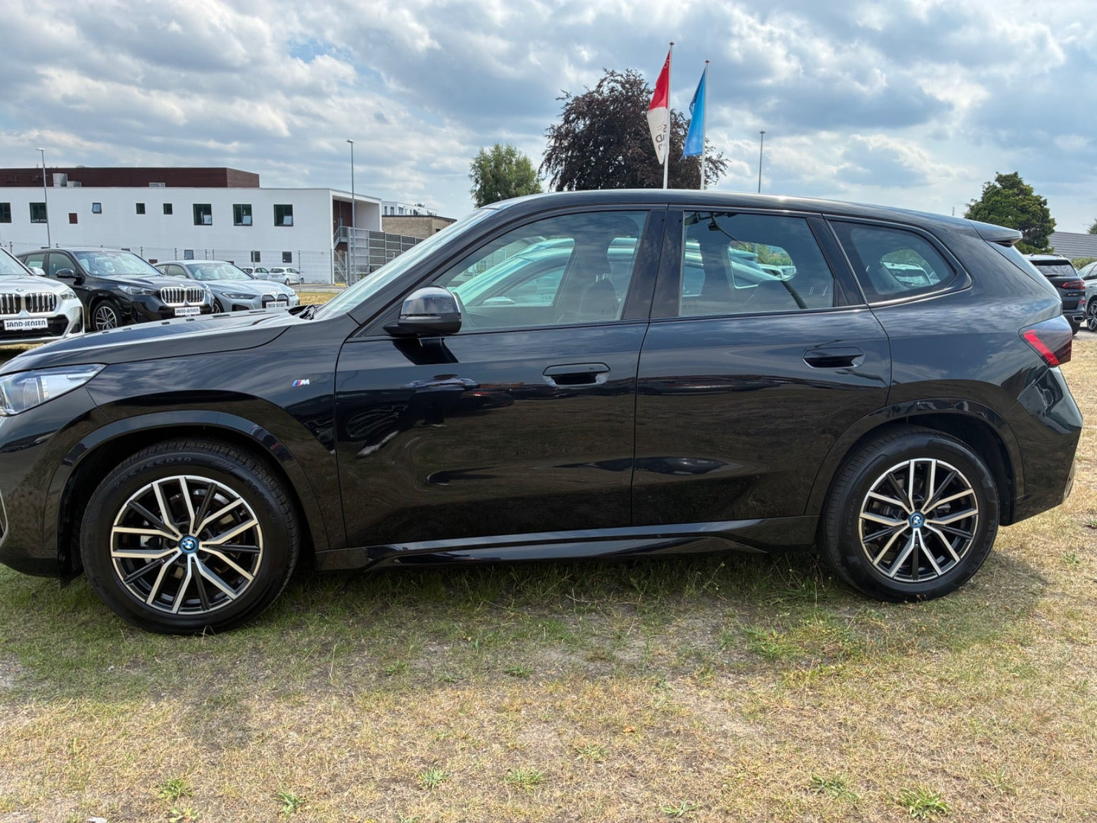 Sort BMW iX1 fra 2025