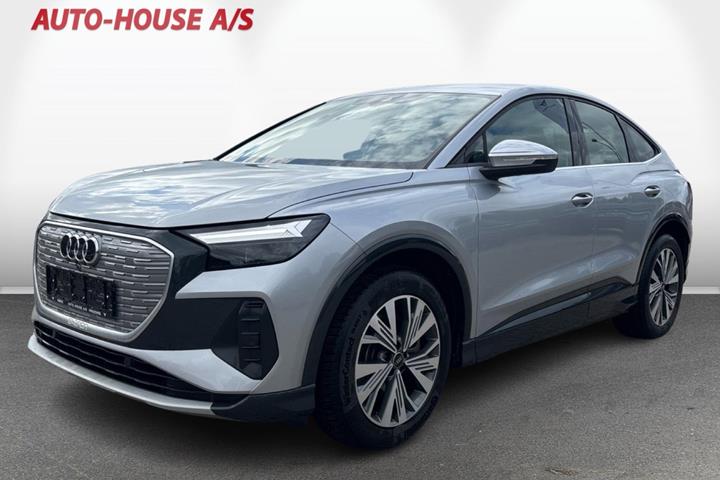 Sølv Audi Q4 e-tron fra 2024 set udefra