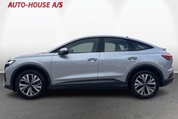 Sølv Audi Q4 e-tron fra 2024