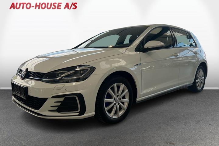 Hvid VW Golf VII fra 2020 set udefra