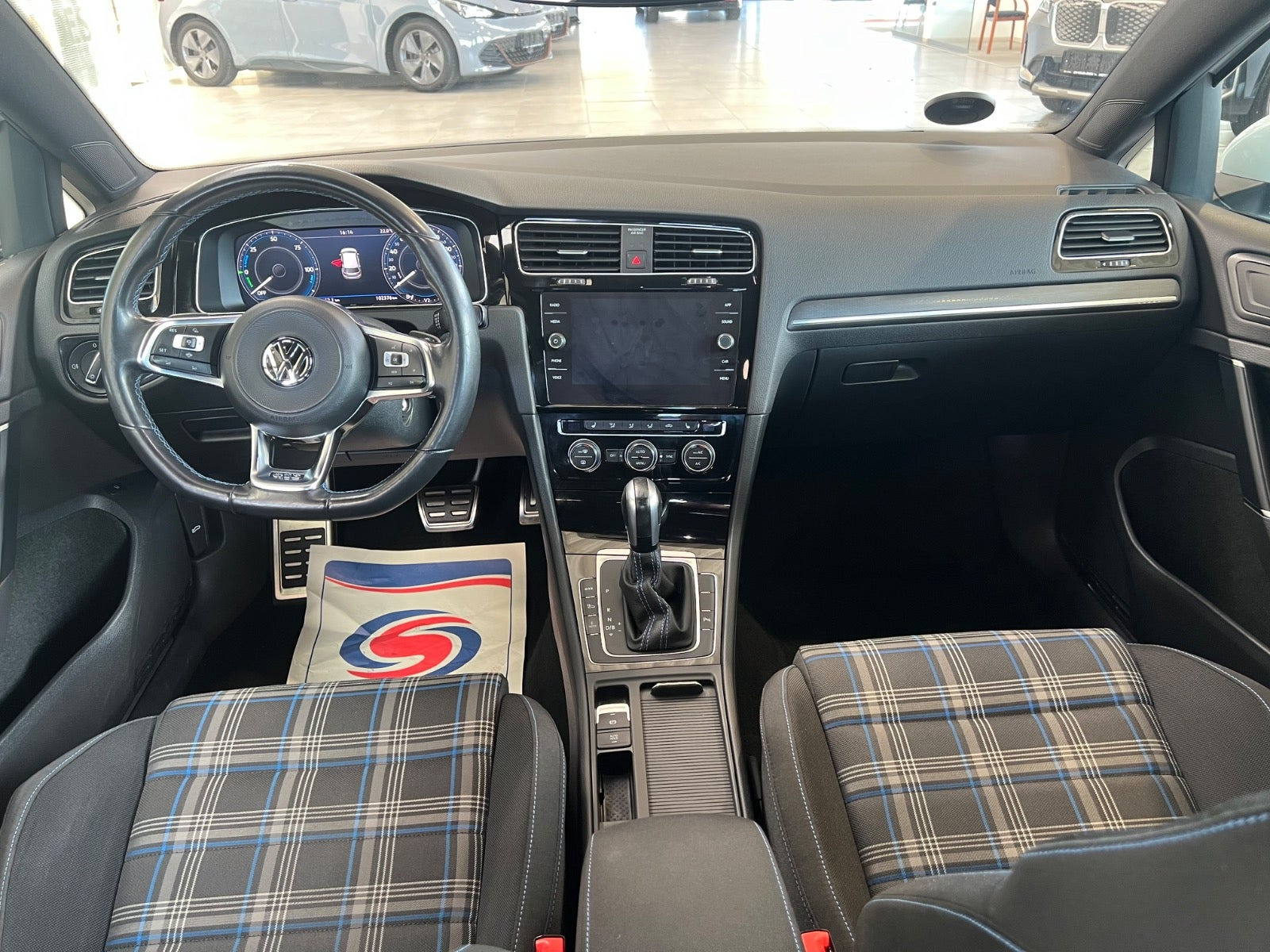 Hvid VW Golf VII fra 2020