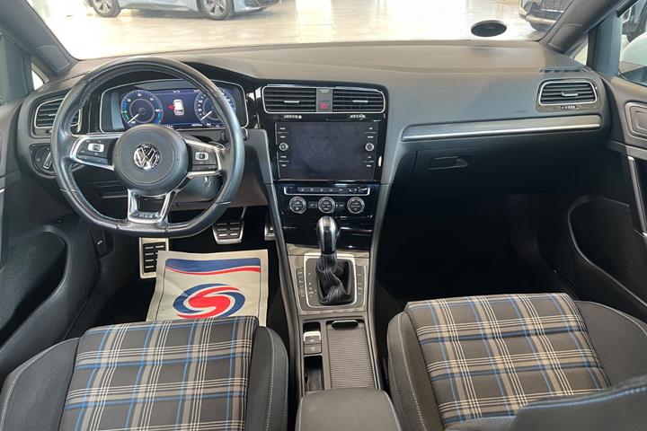 Hvid VW Golf VII fra 2020
