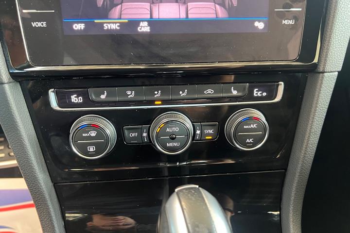Hvid VW Golf VII fra 2020