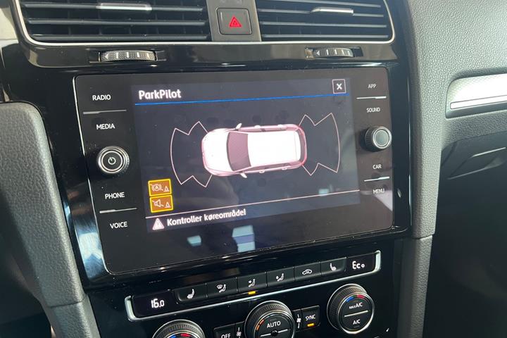 Hvid VW Golf VII fra 2020