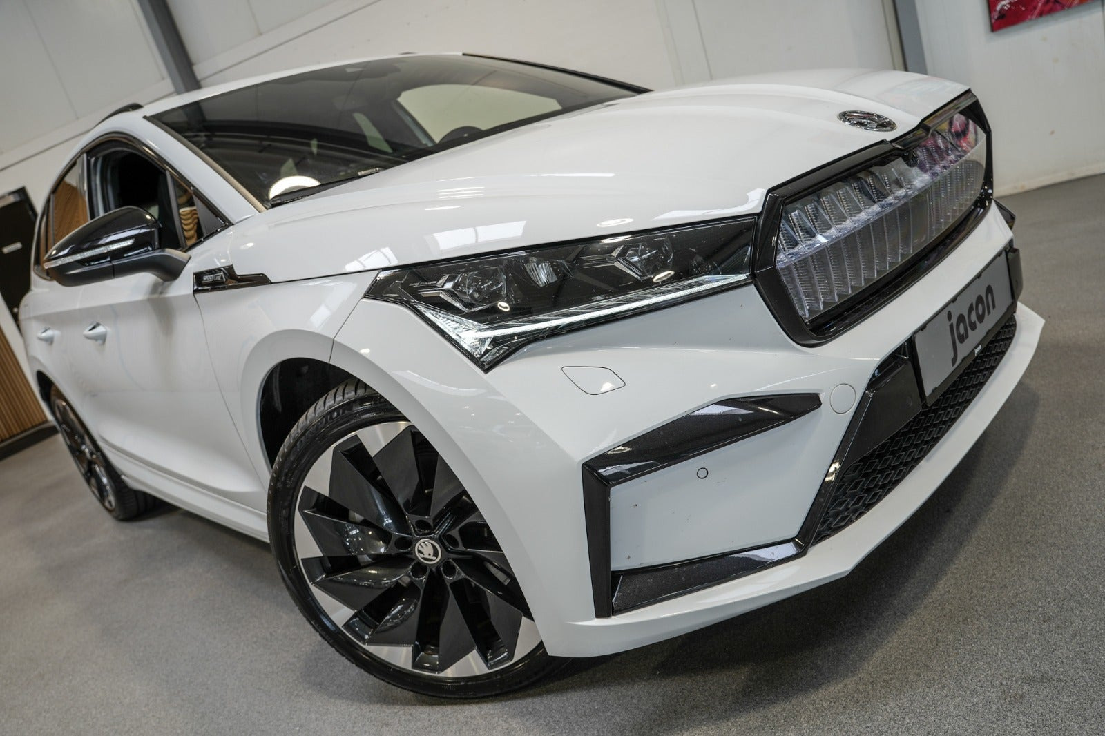 Hvid Skoda Enyaq fra 2023