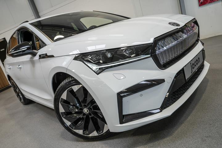 Hvid Skoda Enyaq fra 2023