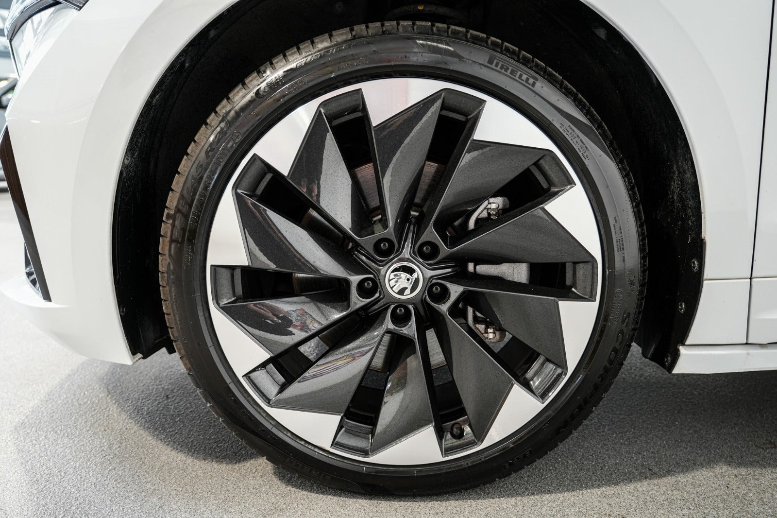 Hvid Skoda Enyaq fra 2023