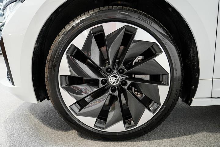 Hvid Skoda Enyaq fra 2023