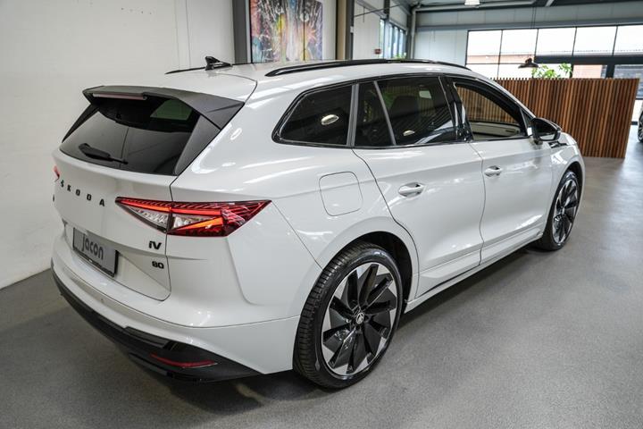 Hvid Skoda Enyaq fra 2023