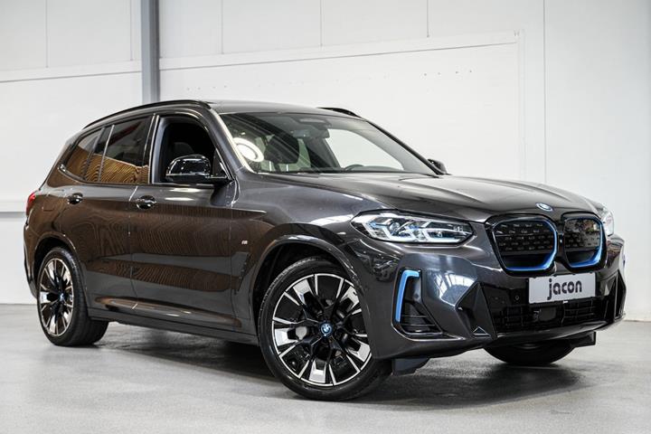 Grå BMW iX3 fra 2022