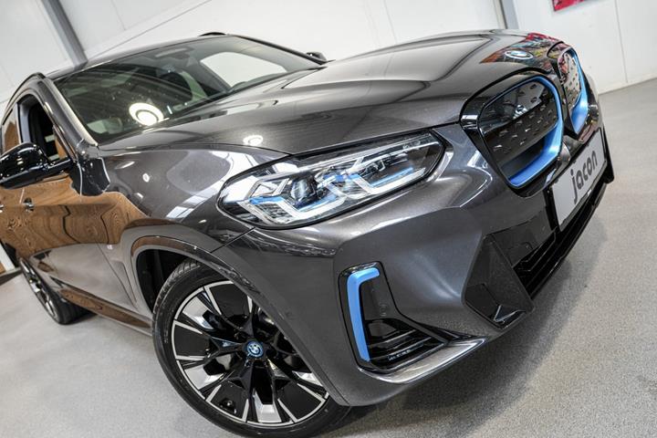 Grå BMW iX3 fra 2022