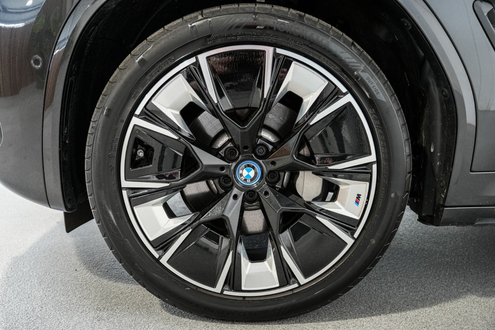 Grå BMW iX3 fra 2022