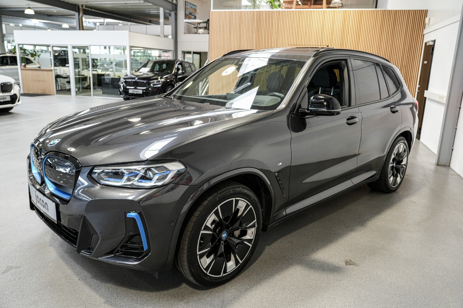 Grå BMW iX3 fra 2022