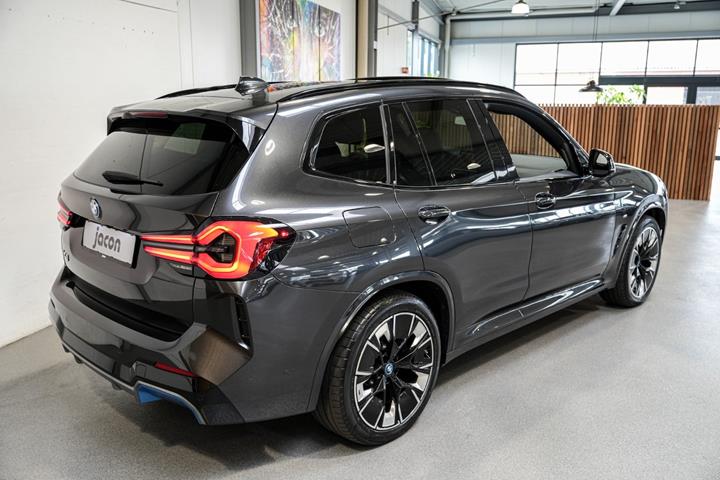 Grå BMW iX3 fra 2022