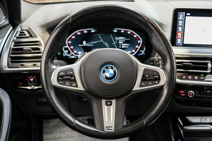 Grå BMW iX3 fra 2022