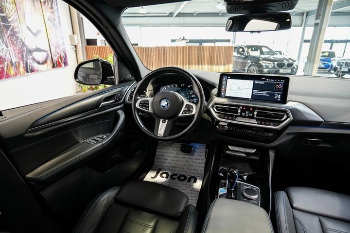 Grå BMW iX3 fra 2022
