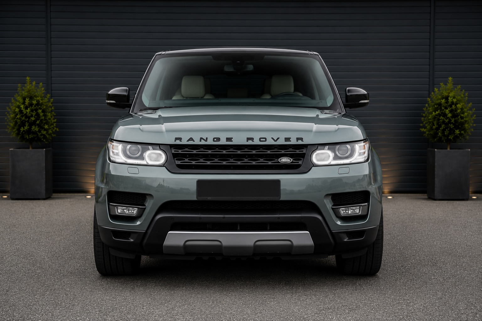 Grå Land Rover Range Rover sport fra 2013