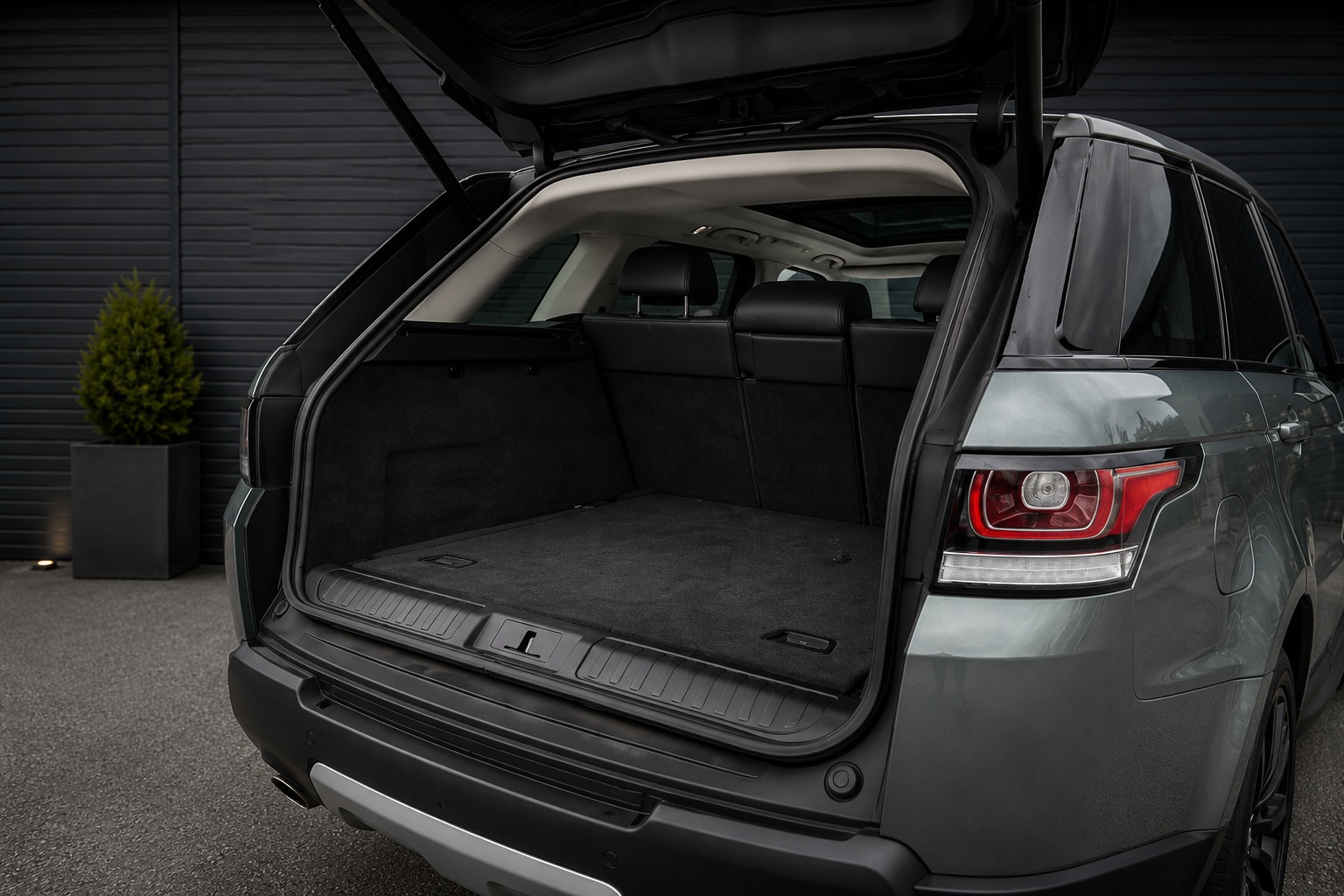 Grå Land Rover Range Rover sport fra 2013