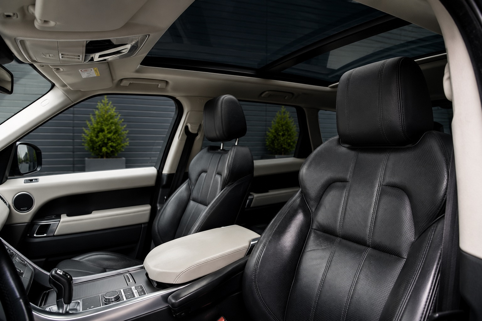 Grå Land Rover Range Rover sport fra 2013
