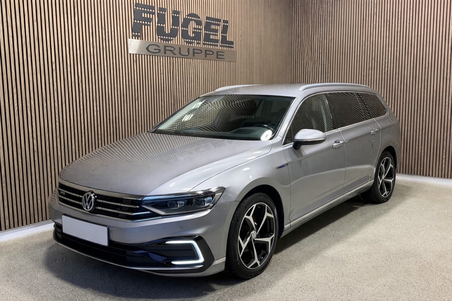 Sølv VW Passat fra 2020