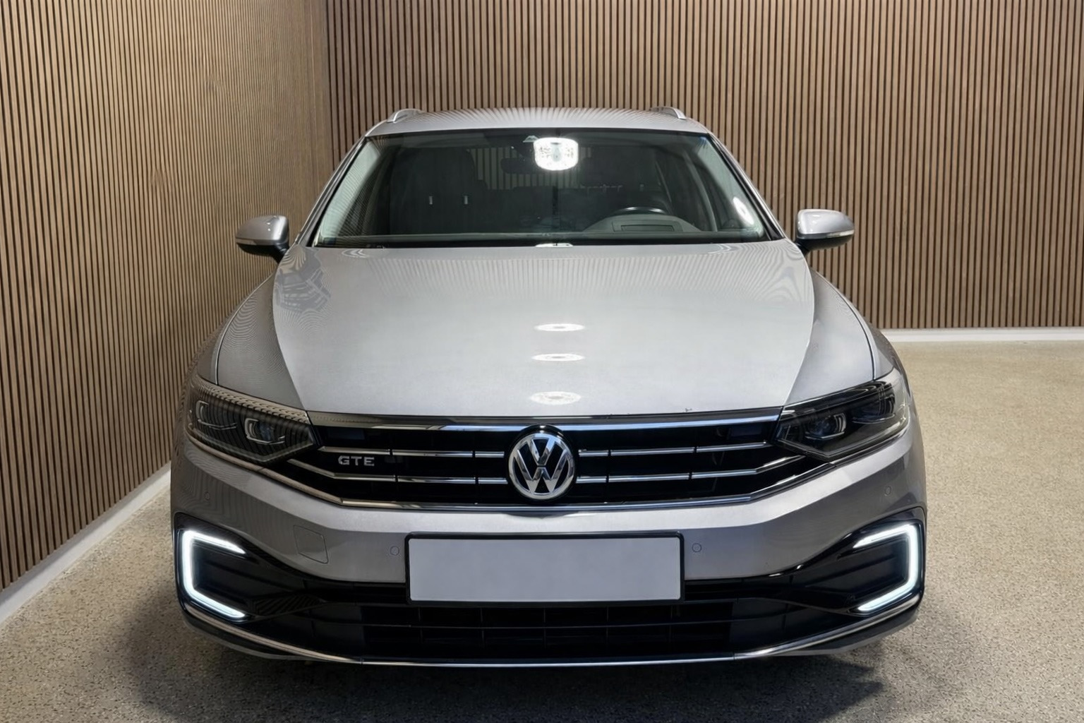 Sølv VW Passat fra 2020