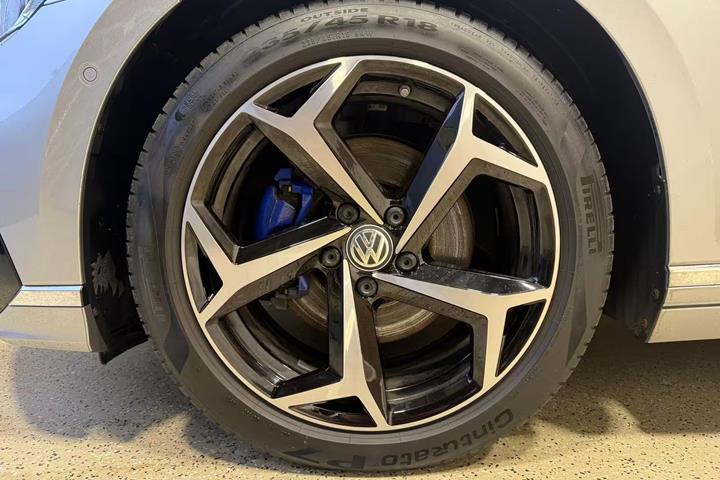 Sølv VW Passat fra 2020