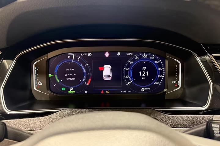 Sølv VW Passat fra 2020
