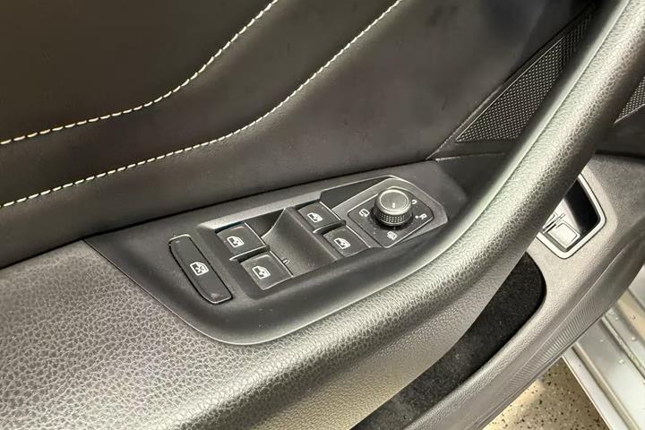 Sølv VW Passat fra 2020