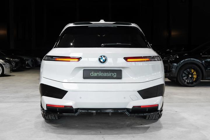Hvid BMW iX fra 2022